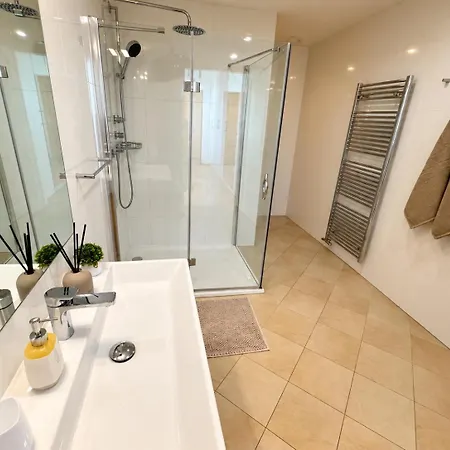 Stylish 2br Duplex In Centre *